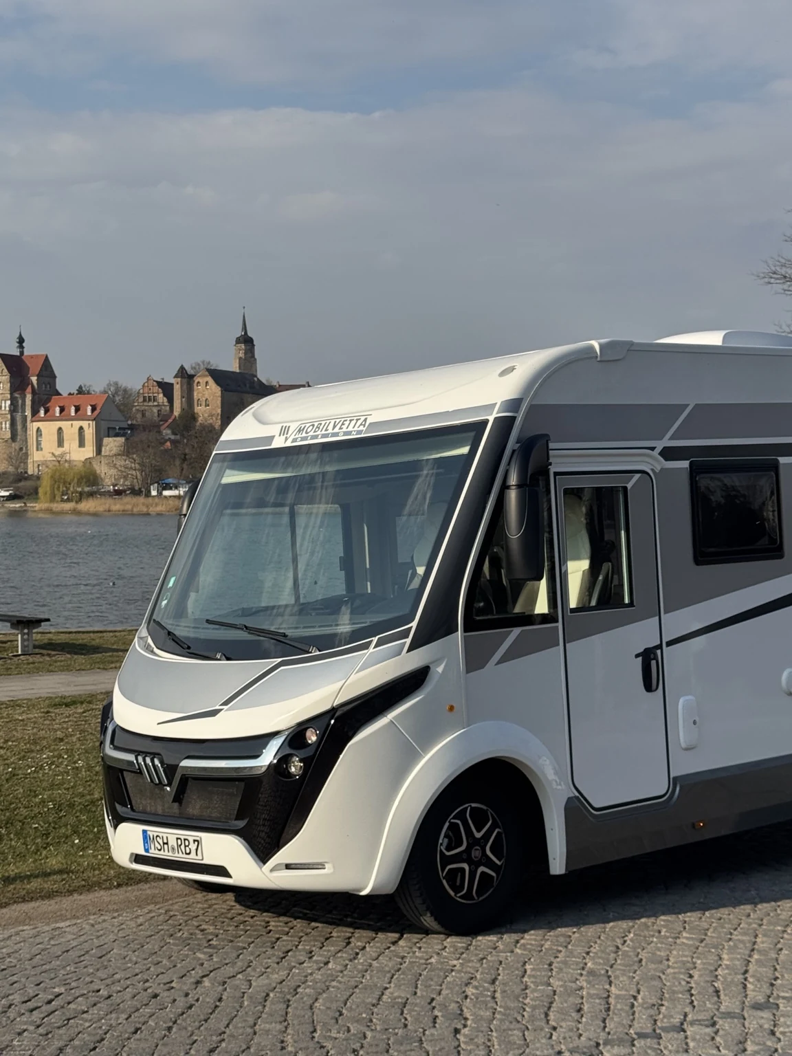 Samira am Wasser mit Kennzeichen MSH-RB-7 – unsere Originalaufnahme